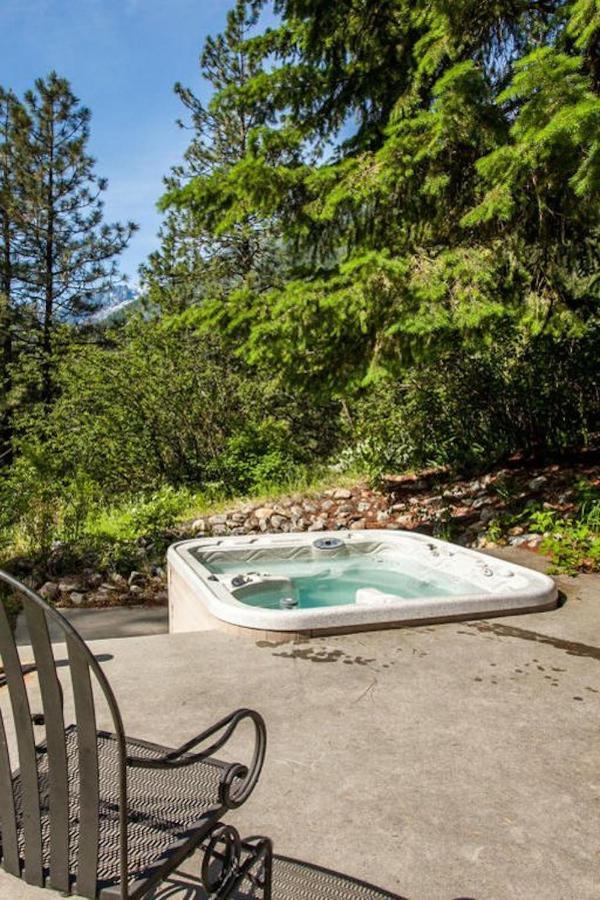 Snowgrass Lodge - River, Mountain Views & Hot Tub Leavenworth Εξωτερικό φωτογραφία